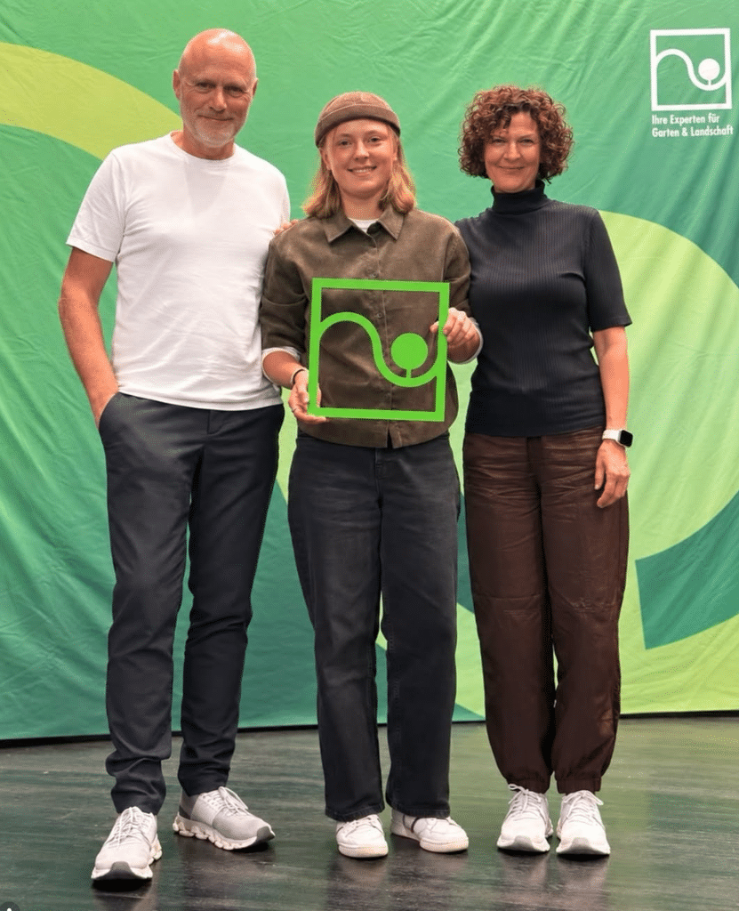 Paula bei ihrer Freisprechungsfeier als eine der besten Absolventinnen ihrer Ausbildung zur Landschaftsgärtnerin, gemeinsam mit der Geschäftsführung der Kilian GmbH.