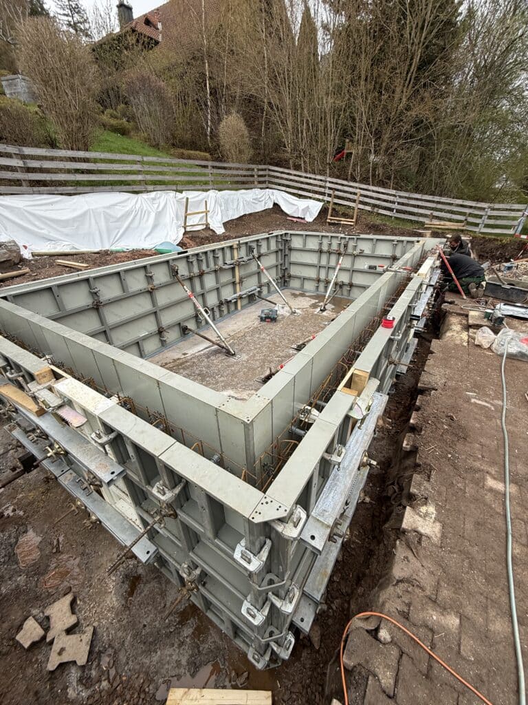 Poolbau Unterkirnach: Stahlbetonpool nach Maß mit Aluminium-Wandschalung während der Bauphase