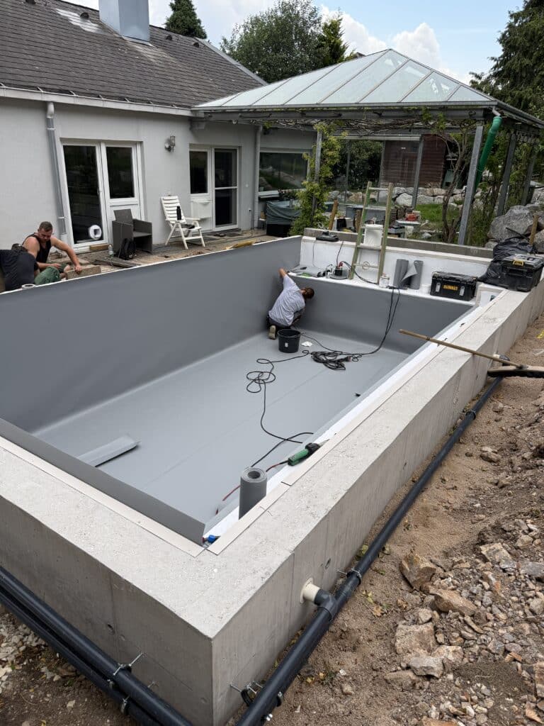 Poolbau Unterkirnach: Maßgefertigter Betonpool während der fachgerechten Auskleidung mit FPO-Poolfolie
