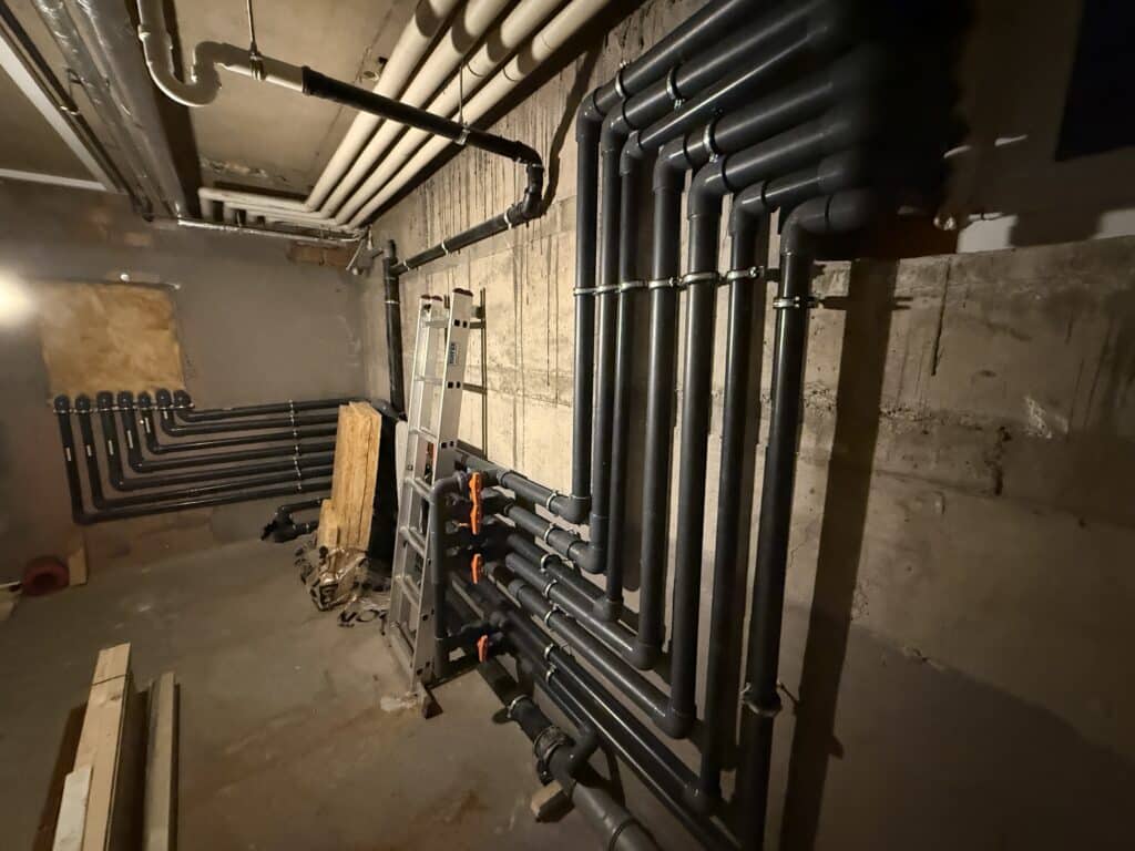 Aufwendige Verrohrung eines maßgefertigten Betonpools in Unterkirnach – Leitungsführung durch den Keller zur Pooltechni