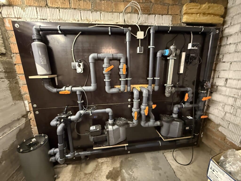 Pooltechnik eines maßgefertigten Betonpools in Unterkirnach mit Pumpen, Rohrleitungen und Armaturen für die biologische Wasseraufbereitung