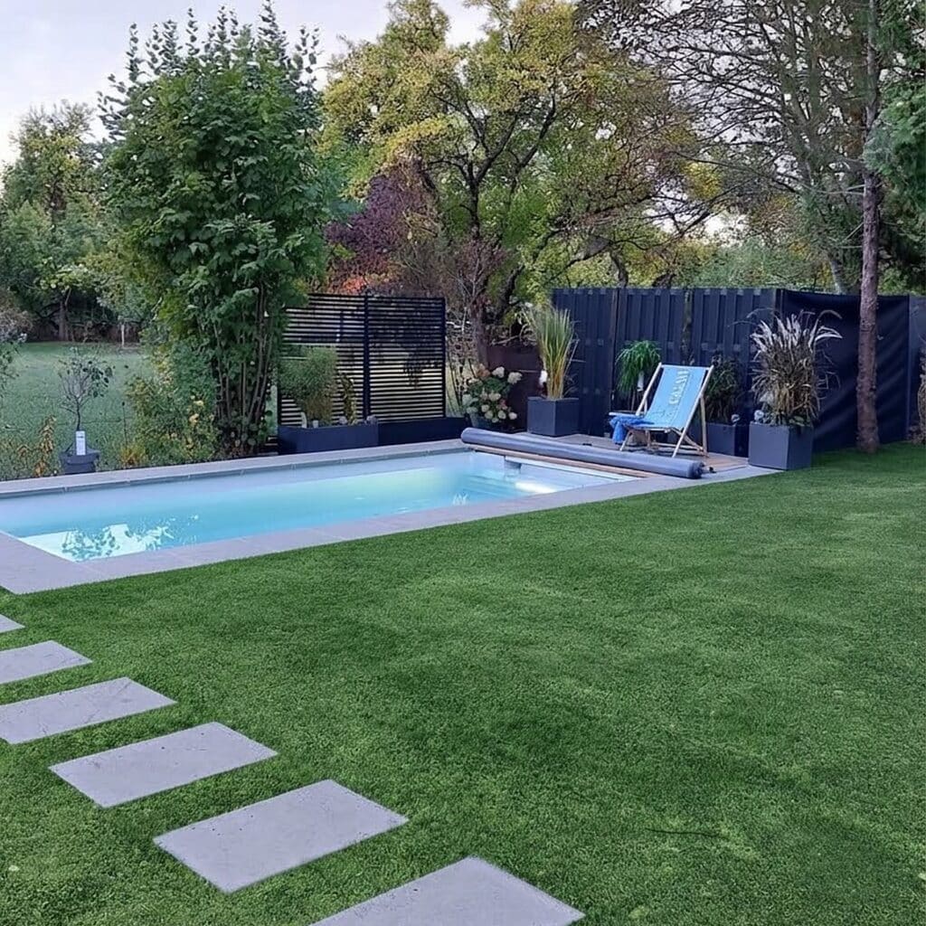 Poolbau in 10 Arbeitstagen - fertiggestellter Pool mit Gartenanlage von Kilian