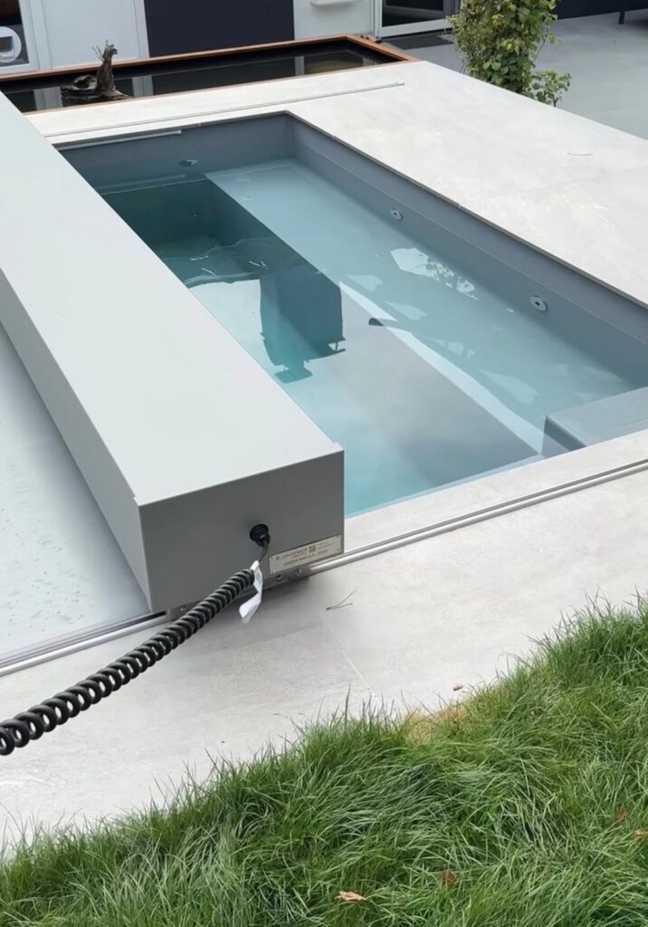 Maßgefertigter Betonpool in Unterkirnach mit integrierter Liegefläche und hochwertiger Coverseal-Poolabdeckung